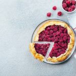 tarta-z-biala-czekolada-i-malinami---przepis-na-wyjatkowy-deser