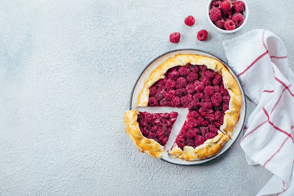 tarta-z-biala-czekolada-i-malinami---przepis-na-wyjatkowy-deser