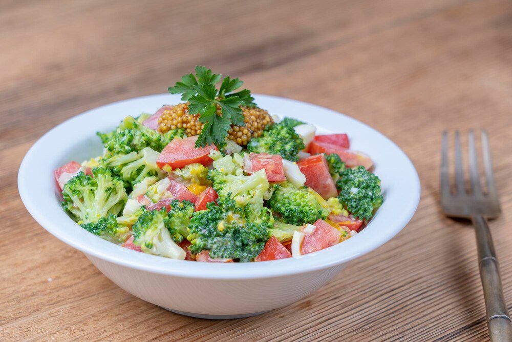 najlepsza-salatka-brokulowa-z-kurczakiem---przepis-na-zdrowy-lunch-1