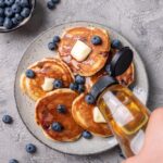 racuchy-na-zsiadlym-mleku-z-soda-przepis-na-puszyste-placki