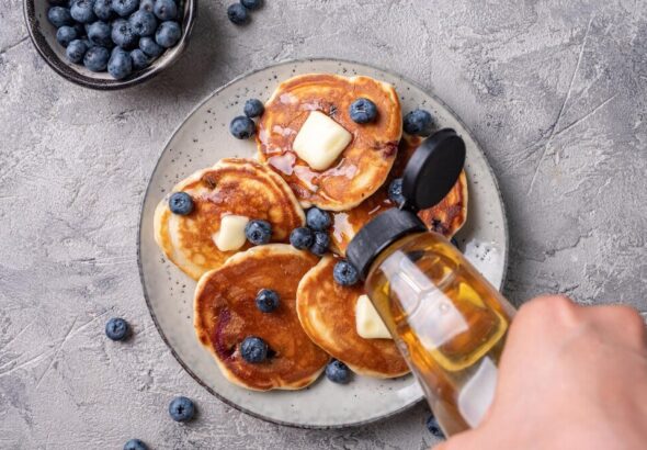 racuchy-na-zsiadlym-mleku-z-soda-przepis-na-puszyste-placki