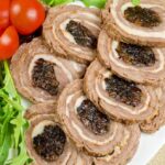 roladki-schabowe-z-boczkiem-i-ogorkiem-kwaszonym---przepis-na-pyszne-danie-1