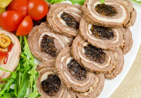 roladki-schabowe-z-boczkiem-i-ogorkiem-kwaszonym---przepis-na-pyszne-danie-1