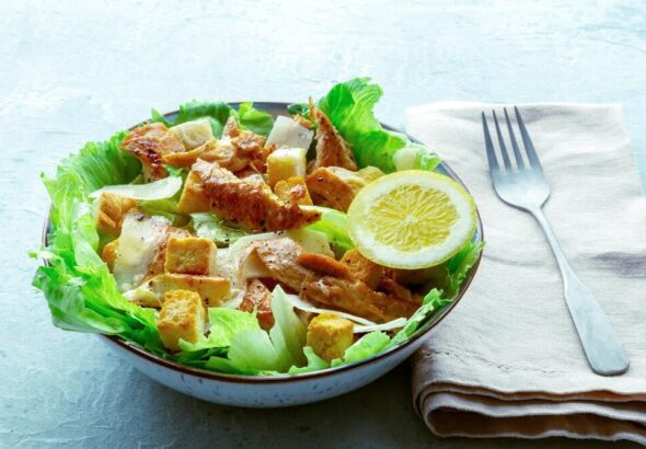 salatka-curry-z-kurczakiem-ananasem-i-ryzem-przepis-na-wyjatkowa-potrawe