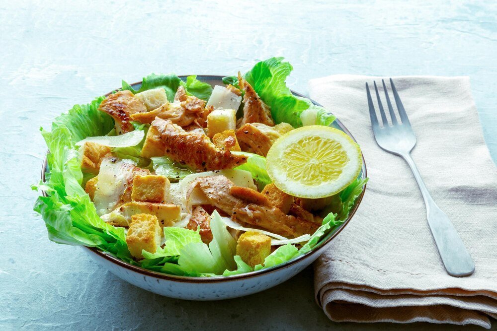 salatka-curry-z-kurczakiem-ananasem-i-ryzem-przepis-na-wyjatkowa-potrawe