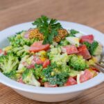 salatka-z-brokulem-jajkiem-i-pomidorem-pod-sosem-czosnkowym---pyszny-przepis-na-lekki-obiad