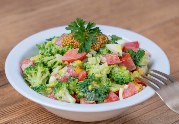 salatka-z-brokulem-jajkiem-i-pomidorem-pod-sosem-czosnkowym---pyszny-przepis-na-lekki-obiad