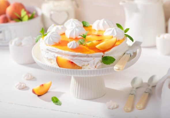 szybkie-ciasto-z-brzoskwiniami-i-galaretka---przepis-na-pyszny-deser