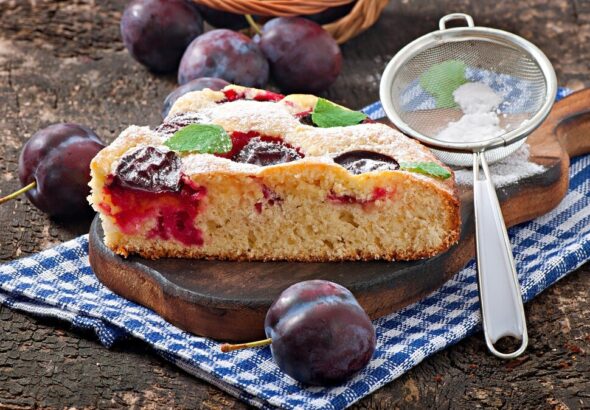 szybkie-ciasto-ze-sliwkami-na-oleju---przepis-na-duza-blache